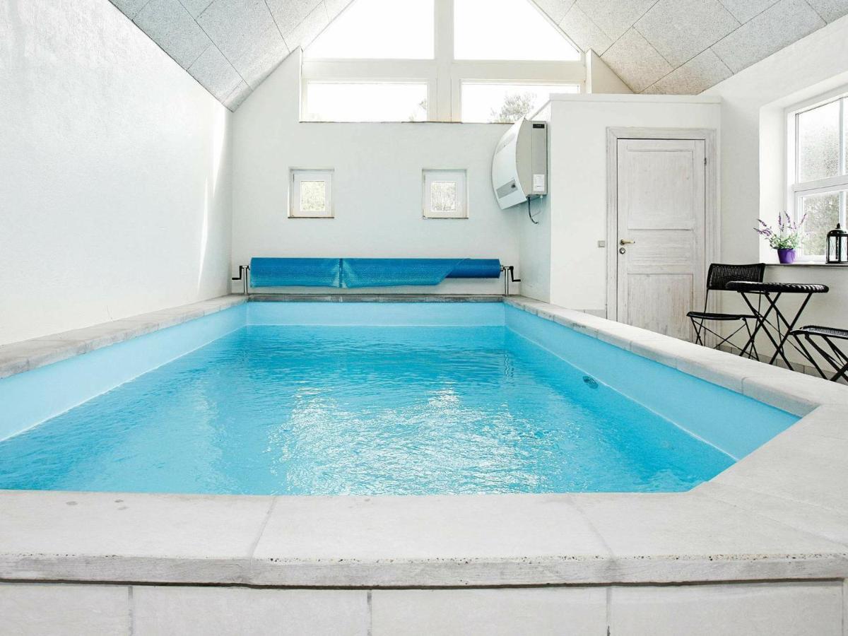 Enormous Holiday Home In Vestervig With Swimming Pool Værelse billede
